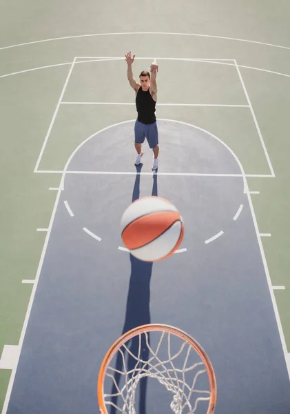 Μπασκετμπολίστας, κορυφαία άποψη. Άνθρωπος που παίζει μπάσκετ, πάνω από στεφάνι του ανθρώπου που πυροβολεί μπάσκετ. — Φωτογραφία Αρχείου