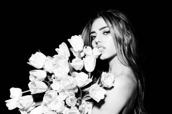 チューリップの花の花束とファッション若い女性. — ストック写真