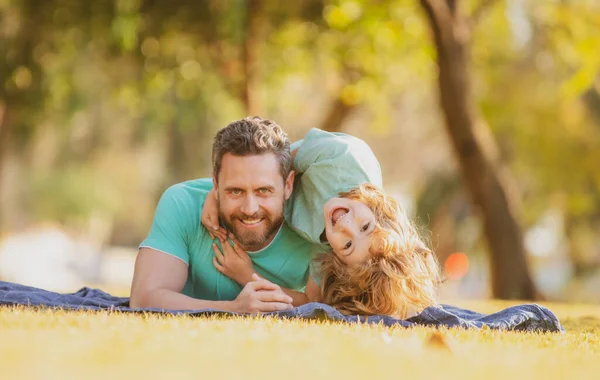 Babalar Günü. Mutlu bir aile çocuğu yaz tatilinde babasına sarılır. Çocuklar ebeveynleri sever. Şefkat ve şefkat, sevgi dolu aile..