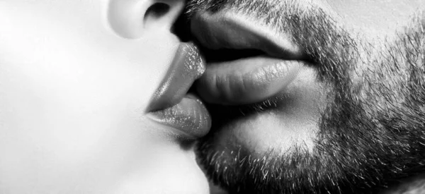 Man met vrouwenkussen. close-up van paar lippen wil kussen. — Stockfoto