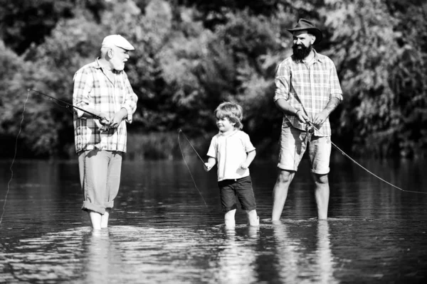 Far, son och farfar på fisketur. Glad helg koncept. Far, son och farfar kopplar av tillsammans. — Stockfoto