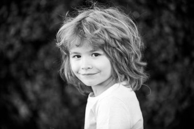 Tatlı yüzlü çocuk. Açık havada çocuk portresi.