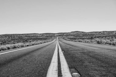 Asfalt desenli, arka planda. Manzara ve yol üzerindeki gün doğumu.