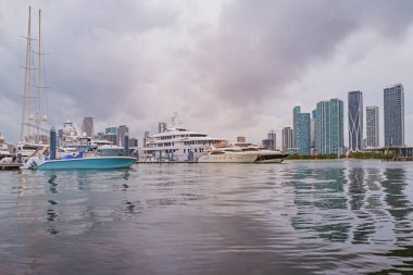 Gün batımında Miami. Miami Florida, Macarthur geçidinin renkli silueti.