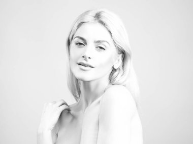 Şehvetli kadın gülümseyen portre. Doğal güzellik ve cilt bakımı. Makyaj yok, kozmetik tedavi.