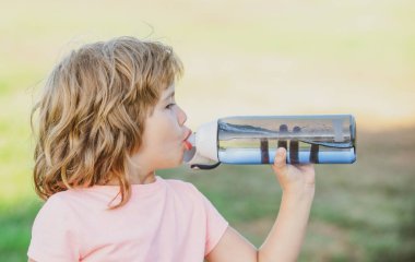 Susuz kalma. Bir şişe suyu olan çocuk..