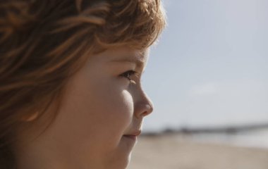 Kafkas çocuk portresi yakın plan. Çocuk yüzü.