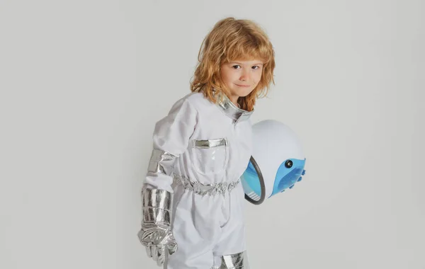 Ένα αγοράκι με στολή αστροναύτη και... Χαριτωμένο παιδί στον αστροναύτη που παίζει και ονειρεύεται να γίνει αστροναύτης. Παιδική καινοτομία και έμπνευση. — Φωτογραφία Αρχείου