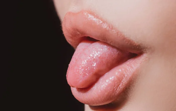 Rode lippen, mond en tong icoon. Affiche en spandoek van open mond. Close-up vrouw likt lippen. Vrouwelijke sexy mond met tong. — Stockfoto