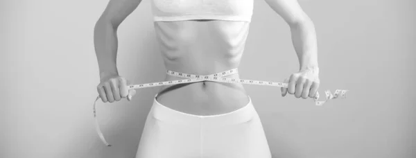 Потеря веса, измерение талии, диета и здоровье концепции. Женщина измеряет талию. — стоковое фото