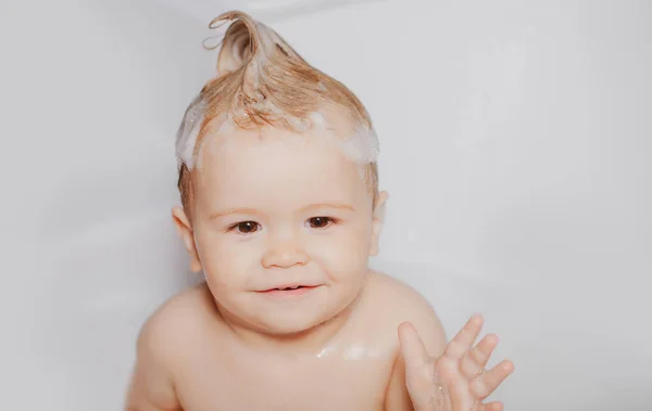 Kids face in shower. Kid in bathtub with fluffy soap bubble. Little baby taking bath, closeup face portrait of smiling boy, health care and kids hygiene. — Stock Photo, Image