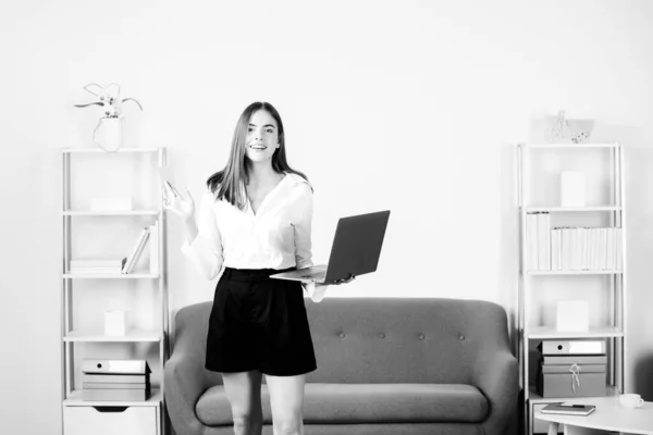 Unga företag slady med bärbar dator och kreditkort på arbetsplatsen på kontoret. Sekreterare kvinna i formell klädsel arbetar med projekt på moderna kontor. — Stockfoto