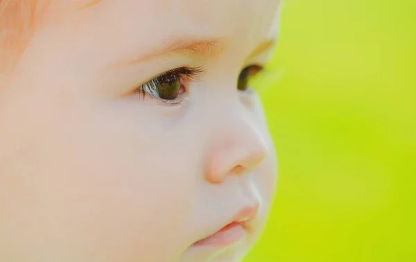 Portret van een baby. Concept van kinderen macro opgedoken gezicht close-up. Hoofd schieten kinderen portret. — Stockfoto