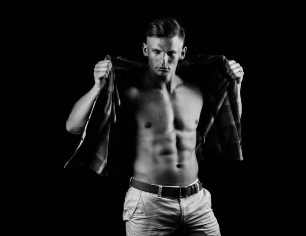 Een naakte man. Naakte mannelijke buikspieren. Sexy gespierde man. Topless fitnes lichaam. — Stockfoto