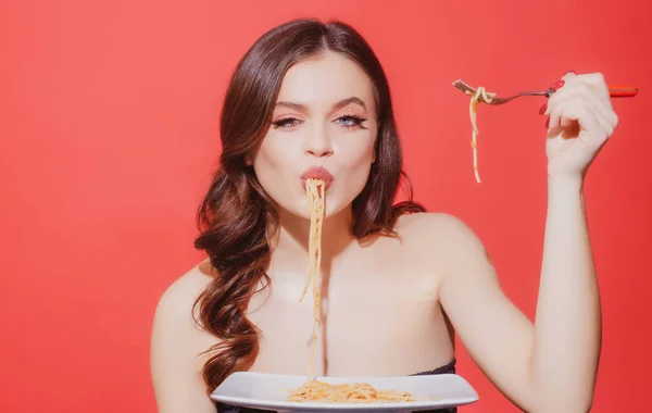 Sexy vrouw eet lekkere pasta. Eten van Italia. Carbonara spaghetti. Italiaans keuken concept. — Stockfoto