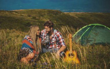 Romantik çift kampı tatilde. Birbirine aşık genç bir çift. Aşk hikayesi..