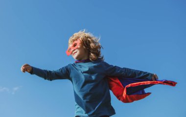 Kırmızı süper kahraman ceketli süper kahraman çocuk. Süper kahraman konsepti.