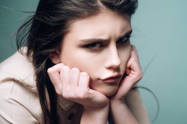 Üzgün, kızgın, güzel kadın, kadın yüzü portresini kapat..