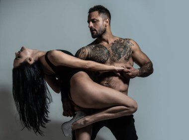 Güzel genç bir çift stüdyoda şehvetli bir şekilde sarılıyor. Aşık genç bir çift, şehvetli bir kucaklama..