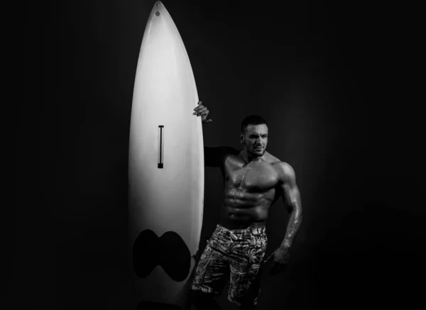 Surfboard sexy man. Pria dengan papan budak. Konsep liburan musim panas. Surfer dengan papan selancar. Potret atlet tampan dengan papan budak. Male Beach waktu luang, liburan musim panas. — Stok Foto