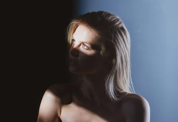Αισθησιακό πρόσωπο κοριτσιού στη σκιά. Κομψό σέξι γυναίκα σε γκρι φόντο. Αισθησιακό μοντέλο σε μαύρο στούντιο. Τα μάτια της γυναίκας στη σκιά. — Φωτογραφία Αρχείου
