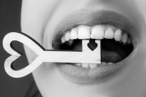 愛の秘密。心の鍵だ。女のセクシーな口。言葉の壁と秘密の概念. — ストック写真