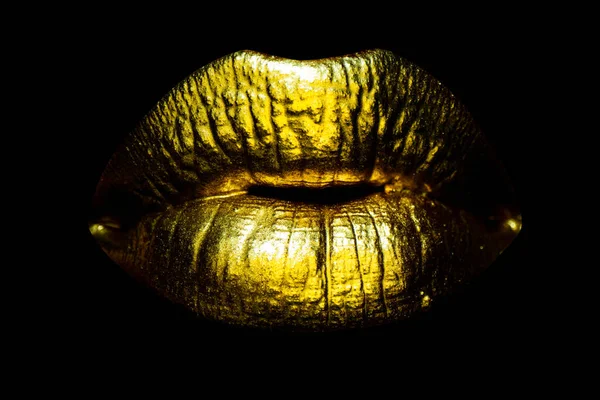 Gouden, sexy vrouwelijke gouden lippen. Sensuele lippen, sexy mond. — Stockfoto