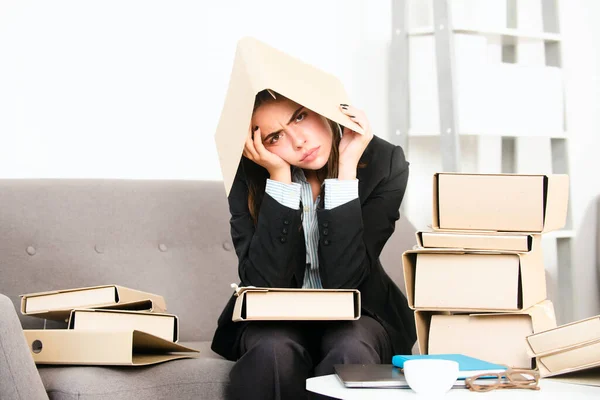 Tristezza depresso donna d'affari, frustrazione segretaria ragazza, dipendente stressato che fa gli straordinari con troppo lavoro, problemi di ufficio nello spazio di lavoro. — Foto Stock