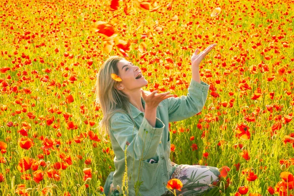 Fiatal nő szabadtéri mák mező a mák háttér. Lány a tavaszi virágzó réten. — Stock Fotó