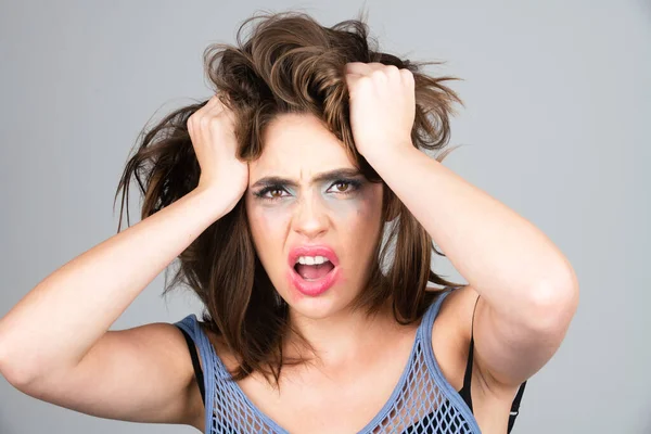 Mujer enojada. Gritando boca, gritando cara. Mujer pensativa sintiéndose furiosa loco y loco estrés. —  Fotos de Stock