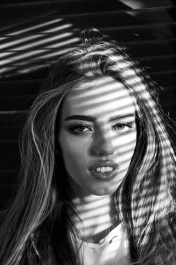 Dışarıda poz veren güzel genç bir kadın. Yazlık kıyafetli şık bir kız. Açık hava kadın portresi.