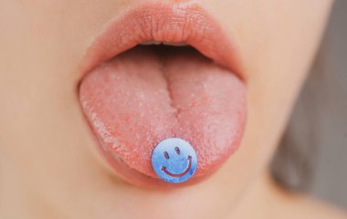 Kırmızı dudaklar, ağız ve dil ikonu. Açık ağzın afişi ve afişi. Dudaklarını yalayan yakın plan bir kadın. Dili olan seksi bir kadın..