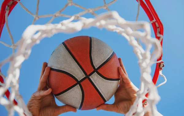 Korgboll, basketmästerskap. Basket som sport- och fitnesssymbol för lagets fritidsaktiviteter. Händer och basket. — Stockfoto