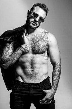 Moda ve seksi erkek model. Acımasız adam, yakışıklı erkek modelin ciddi yüzü, erkek gücü kavramı ve güçlü..