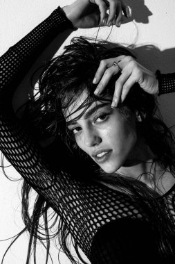 Stüdyoda güzel bir kadın portresi var. Temiz tenli, doğal makyajlı güzel bir kız..