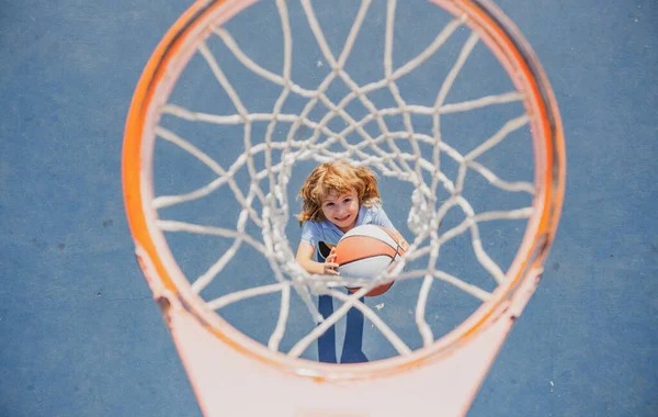 Criança jogando basquete com bola de basquete. — Fotografia de Stock