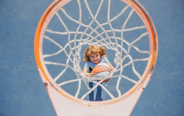 Kid basketbal spelen met basketbal. — Stockfoto