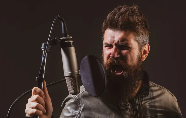 Cantante de karaoke. Hombre cantando con micrófono de música. —  Fotos de Stock