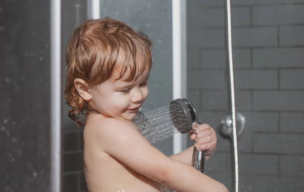 Chico divirtiéndose al baño. Lindo bebé niño disfrutando de baño y bañado en el baño. —  Fotos de Stock