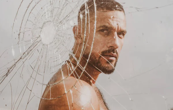 Cam kırığı. Duygularını kontrol et. Kırık camın arkasındaki adam. Ezme testi.