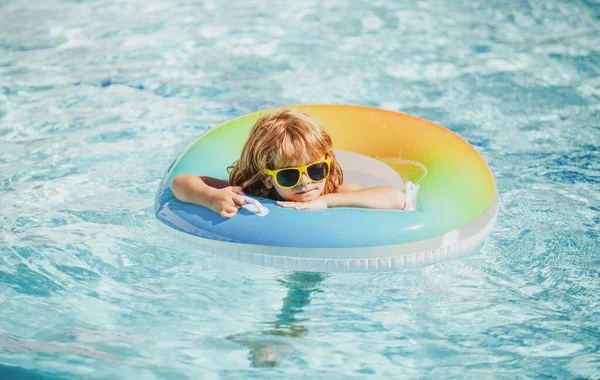 Vacaciones infantiles de verano. Fin de semana de verano para niños. Niño en piscina de natación. —  Fotos de Stock