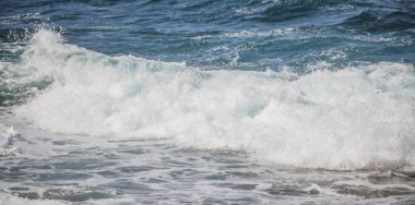 Yaz mevsimi geçmişi. Su yüzeyinin dokusu. Parlak mavi su dalgalanma deseni.