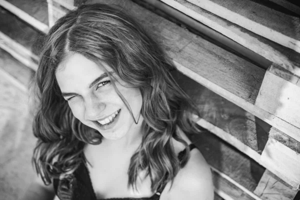 Portret pięknej modelki uśmiechniętej na zewnątrz. Piękny uśmiech nastolatek. — Zdjęcie stockowe