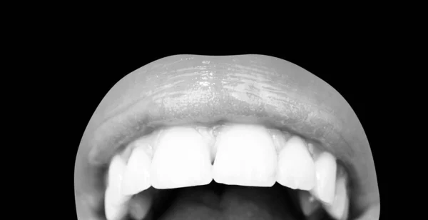 Uzavřít makro rty. Ženská smyslná ústa. Zubní péče, zdravé zuby a úsměv, bílé zuby v ústech. Detailní pohled na úsměv s bílými zdravými zuby. Otevřít ústa. — Stock fotografie