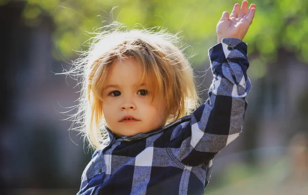 Niño caucásico fuera retrato de cerca. Cara de niños. — Foto de Stock