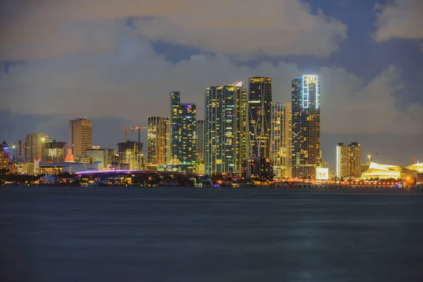 Miami v centru. Miami mrakodrapy v noci, jižní pláž. — Stock fotografie