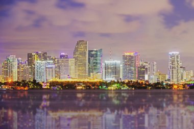 Miami gecesi şehir merkezinde, Florida 'da. Miami, Florida, ABD şehir merkezi.