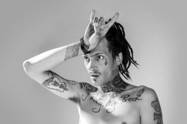 Seksi bir adam. Boğa boynuzu kavramına sahip acımasız bir adam..