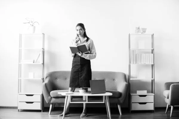Ung attraktiv sekreterare kvinna i en upptagen modern arbetsplats på kontoret. Ganska revisor flicka vid skrivbordet i kontorsinteriör. — Stockfoto