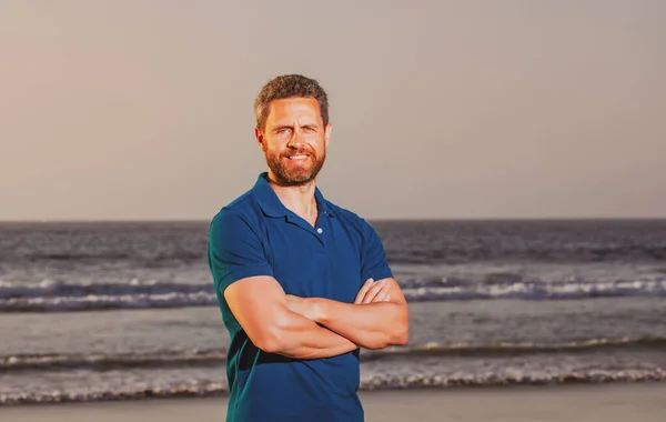 Porträt eines Mannes am Strand. Outdoor-Lifestyle schöner Mann. Erstaunliche Aussicht am Strand. — Stockfoto